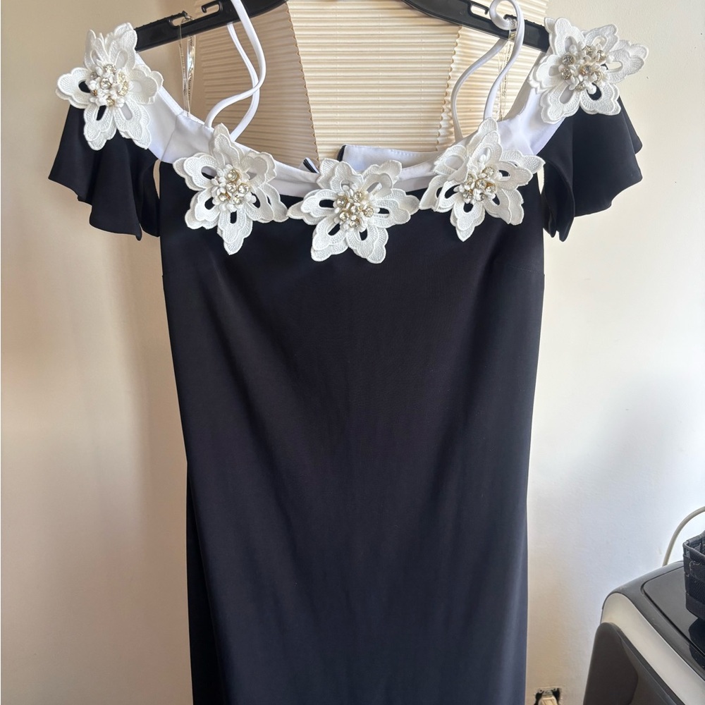Frank Lyman Style 208009 Off-Shoulder Floral Appliqué Dress – Size 2